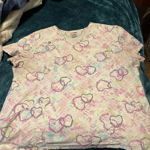 Scrub Top with a lot of Heart - Picture 2 of 3